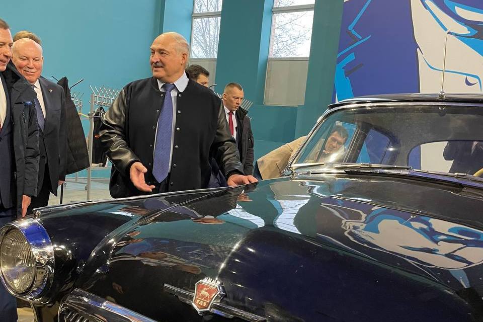 Лукашенко посетил земную МКС и «протестировал» автомобиль Гагарина