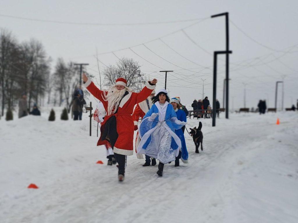 Сказка, на старт, внимание, марш! Посмотрели на новогодний забег в Смолевичах