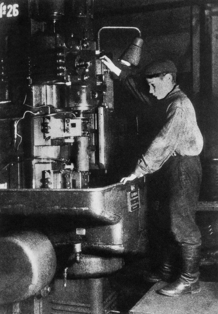 Podrostok-u-stanka_1942_SSSR