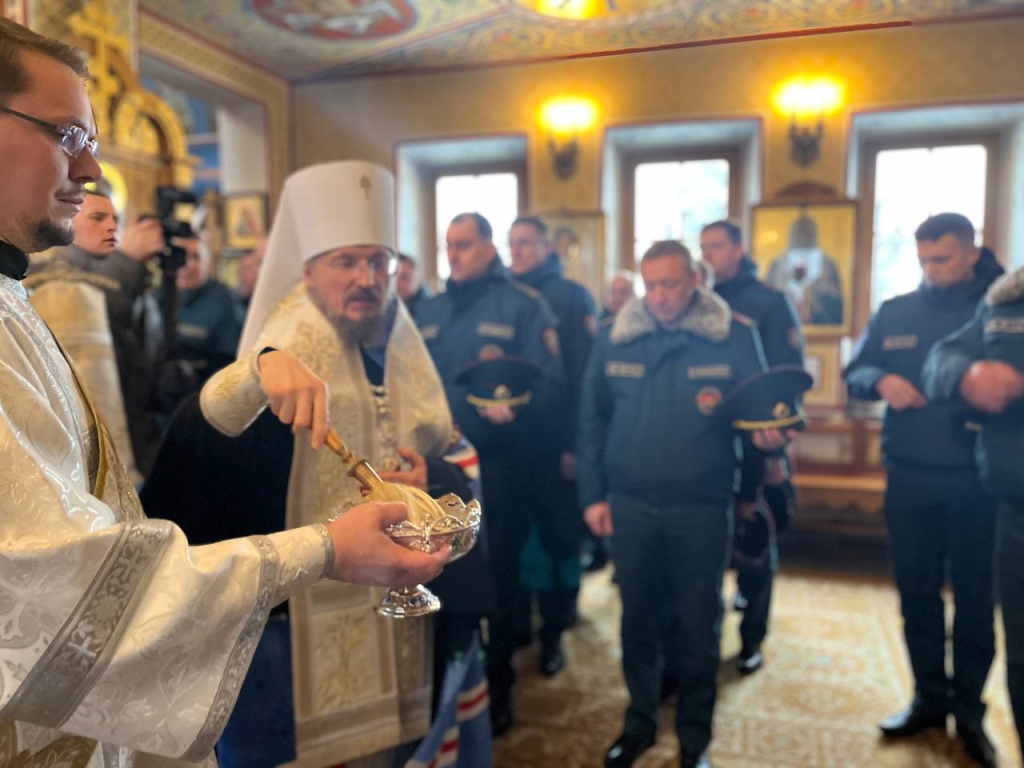 Символ воинской и духовной чести: территориальным органам МЧС вручили хоругви