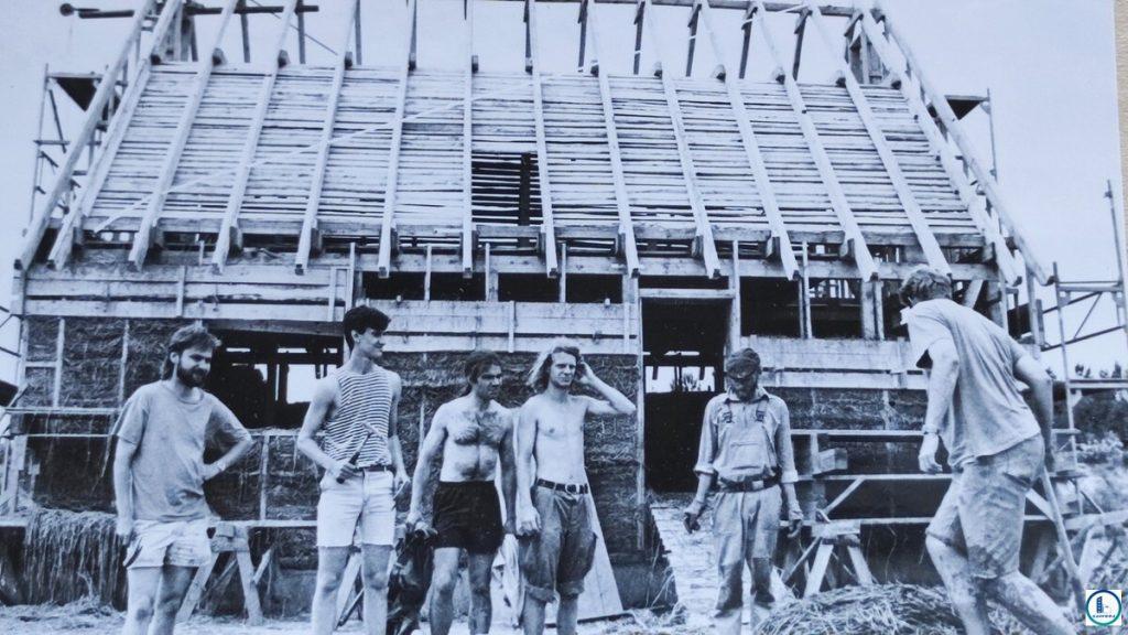 Молодые переселенцы из чернобыльской зоны строят временный жилой дом из отходов сельхозсырья, Минская область, лето 1986 года