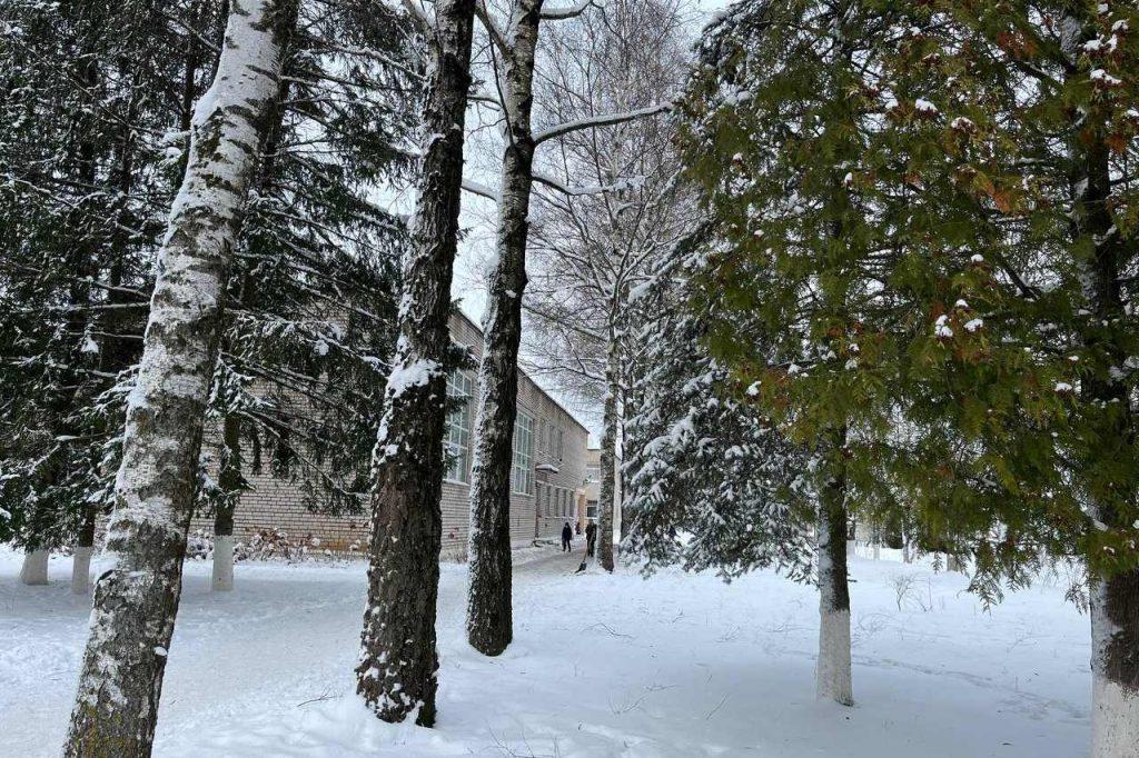 Жители в панике: школу в Семково «заминировали». Проверили слухи из родительского чата