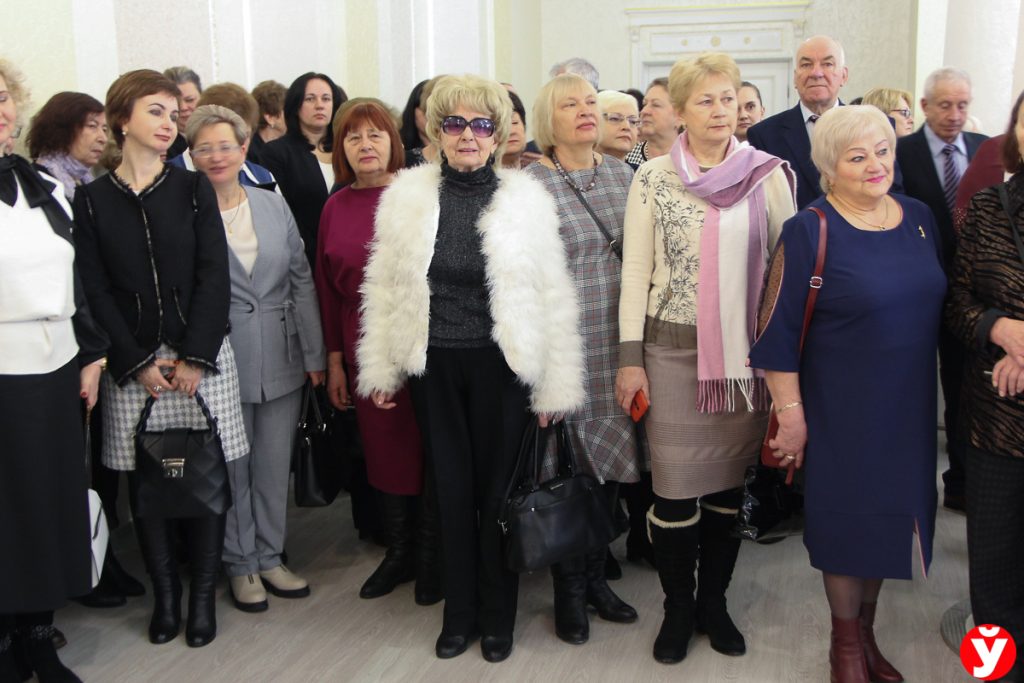 Нина Дубовик (в центре) считает открытие музея важным инструментом в преемственности поколений