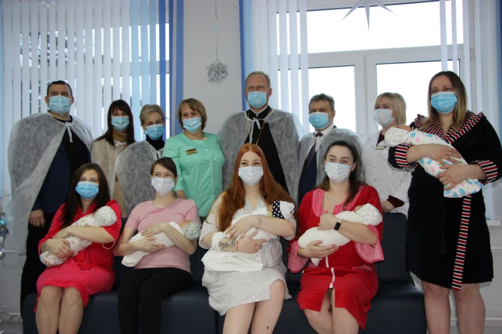 Родить в Рождество — чудо. В Борисове поздравили мам, родивших в праздник