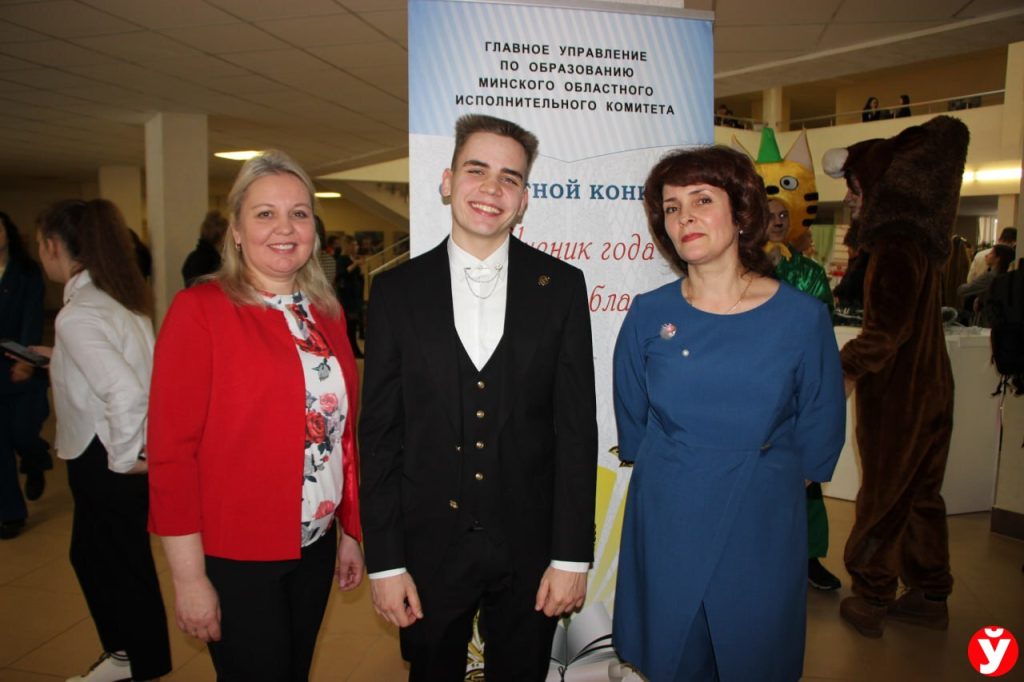 Максим Губанов вместе с учителем и мамой
