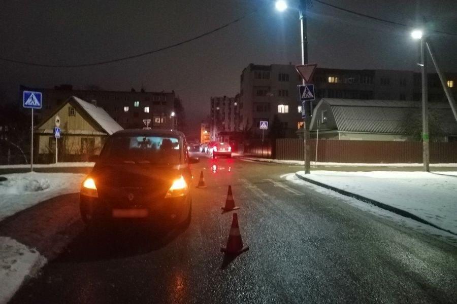 В Дзержинске машина сбила подростка. Девочка с переломами в больнице
