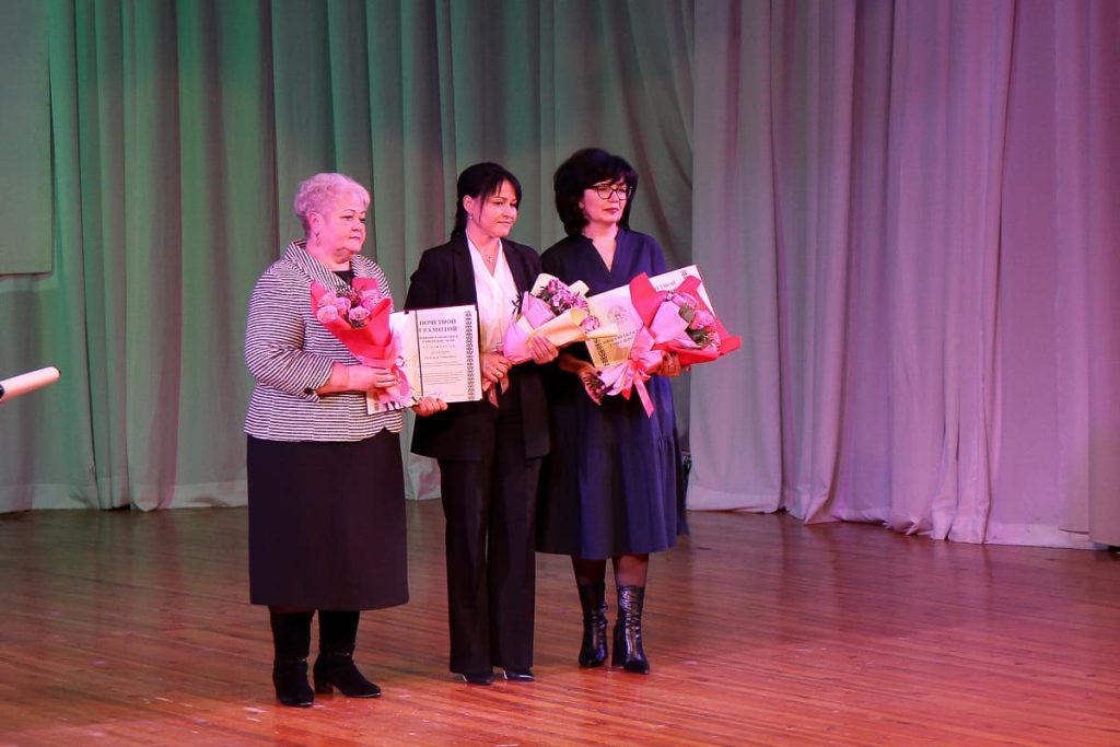 Татьяна Шевцова (в центре) в ходе церемонии награждения