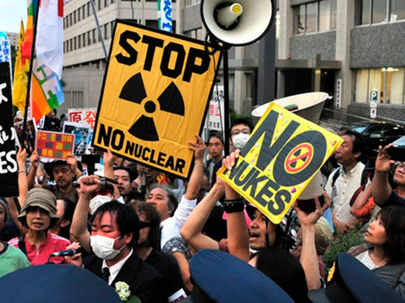 Протестующие против ядерного оружия 