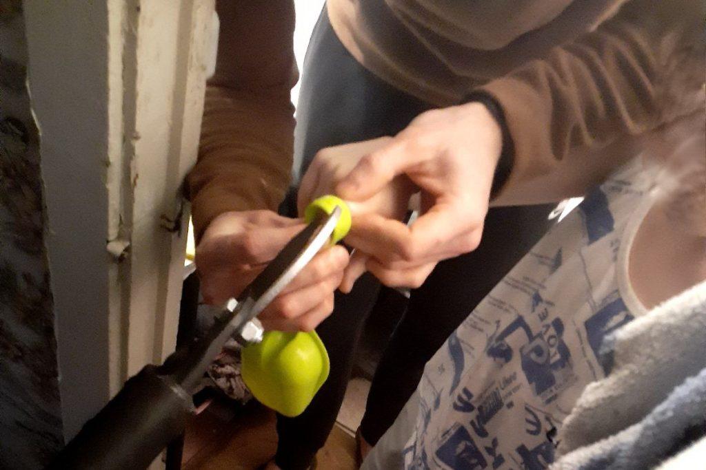Палец ребенка в Пуховичском районе застрял в игрушке — на помощь пришли спасатели