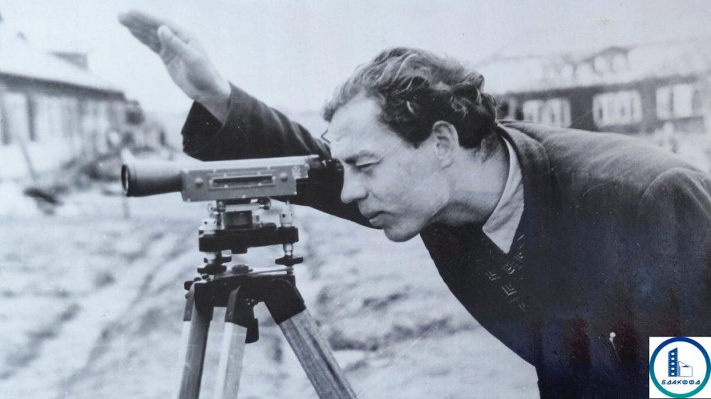Инженер Д. Иванов за работой с нивелиром на стройплощадке 48-квартирного дома в Солигорском районе. 1 мая 1962 года