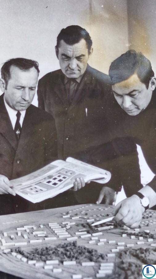 Архитекторы Л. Дзысь, Н. Воронецкий и А. Иванов за генпланом дальнейшего развития Несвижа. Сентябрь 1962 года