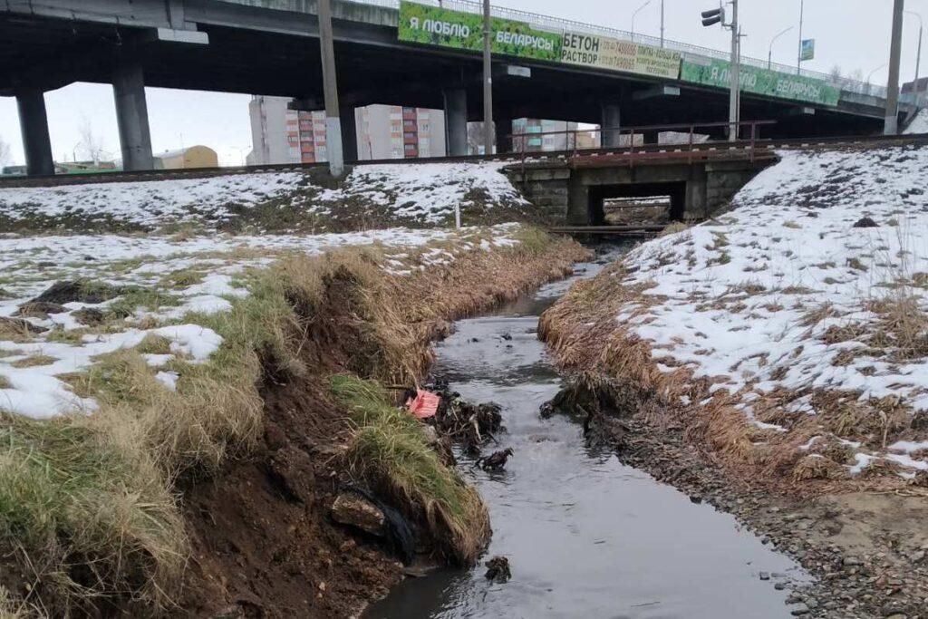 Водяной «полтергейст» в Молодечно продолжается: ливневка под путепроводом опять поменяла свой цвет