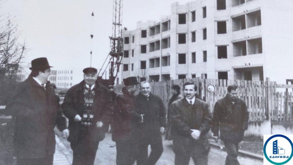 Руководители стройки на фоне возводимого 40-квартирного дома для работников магистрального газопровода «Ямал — Европа» в Несвиже. 22 ноября 1997 года 
