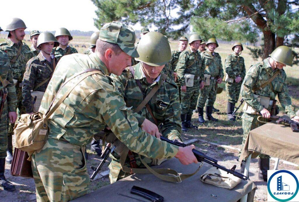 Военнослужащий запаса 111-й гвардейской артбригады на занятиях со стрелковым оружием в ходе учений войск Западного оперативного командования, сентябрь 2004 года