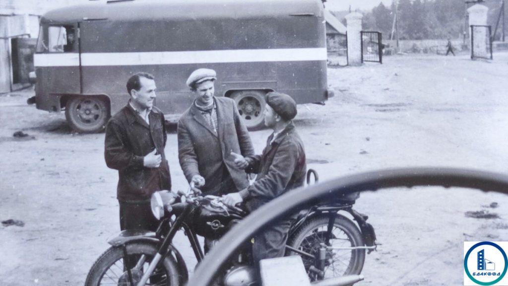 Мехдвор крупного совхоза-миллионера на Вилейщине. 1960 год. Мотоциклы отечественных марок были популярны у  горожан и сельчан в  1950-1970-х годах