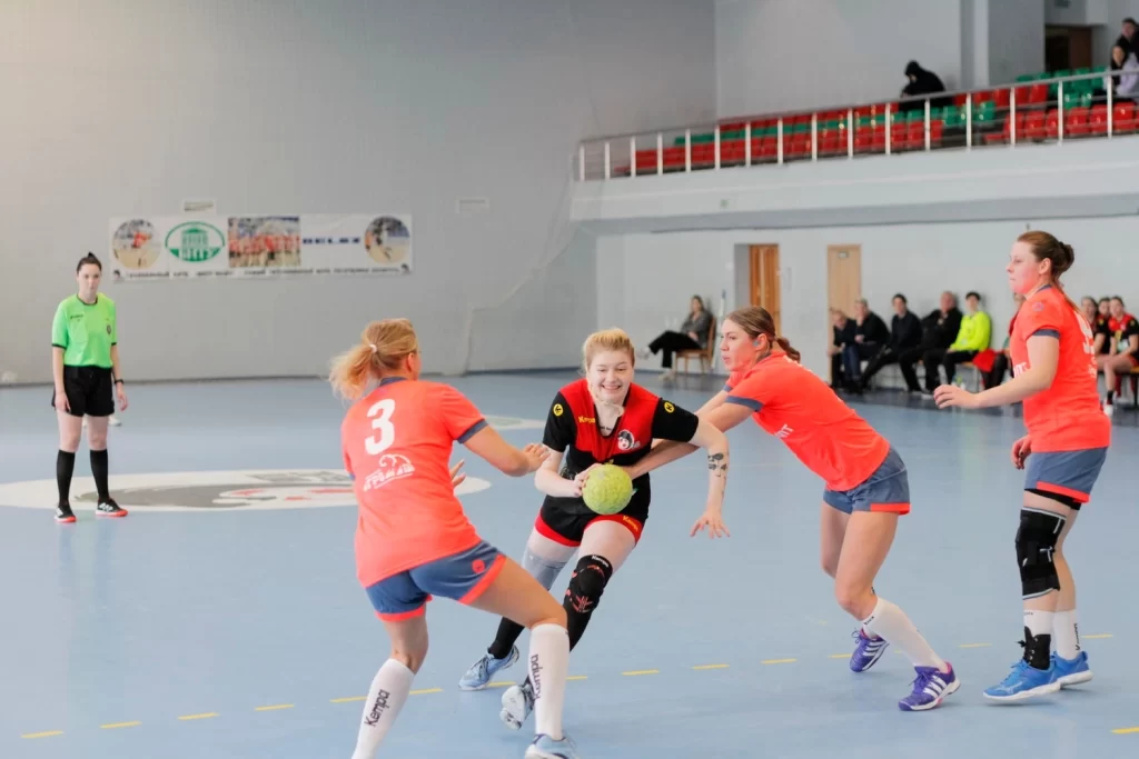 БНТУ-БЕЛАЗ, проиграв первый тайм в Бобруйске, победил с разницей в 10 мячей