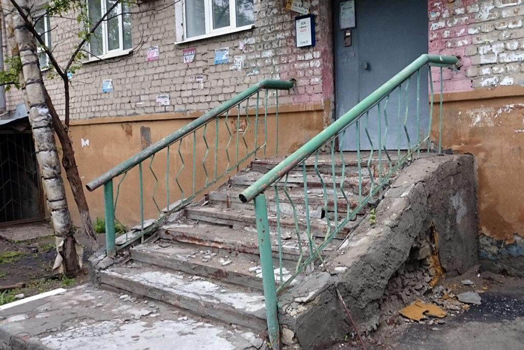 «Крыльцо разваливается». Жители Дзержинска просят сделать ремонт подъезда