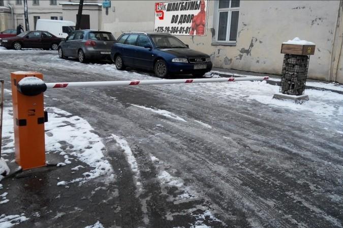 Пьяный школьник «поборол» шлагбаум в Боровлянах на 1200 рублей