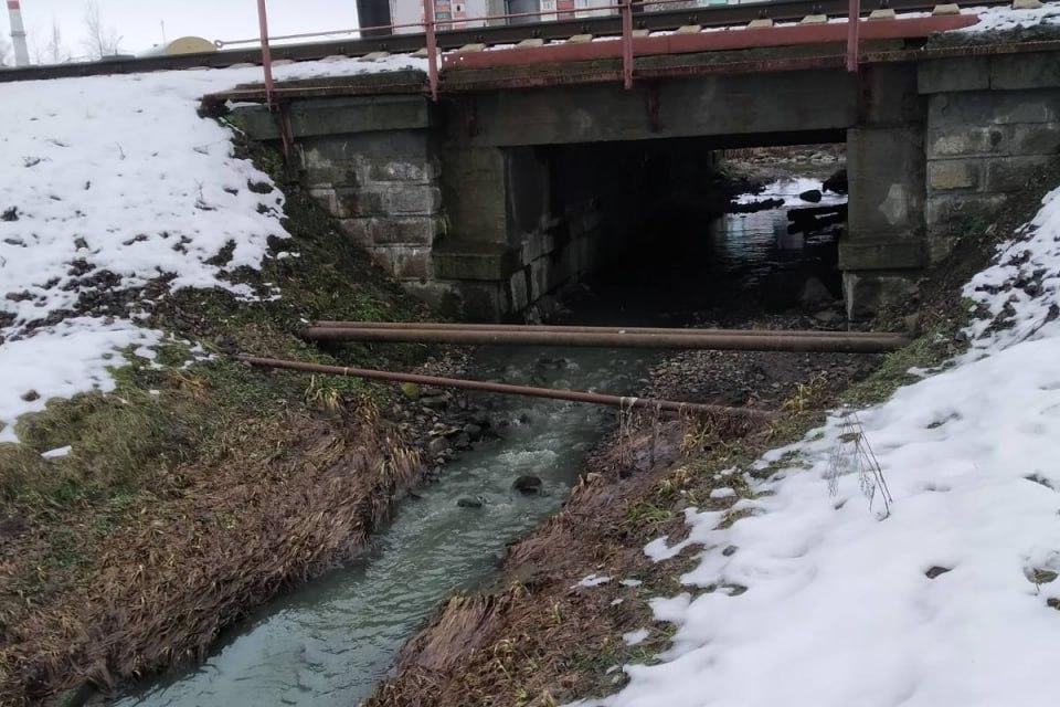 От красной до голубовато-зеленой. Вода в речке Молодечно снова поменяла цвет
