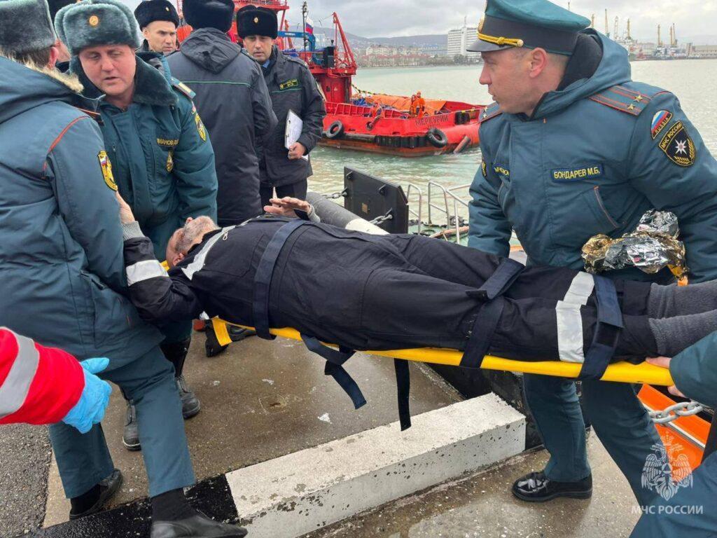 Под Новороссийском во время шторма пополам разломало сухогруз — есть погибшие
