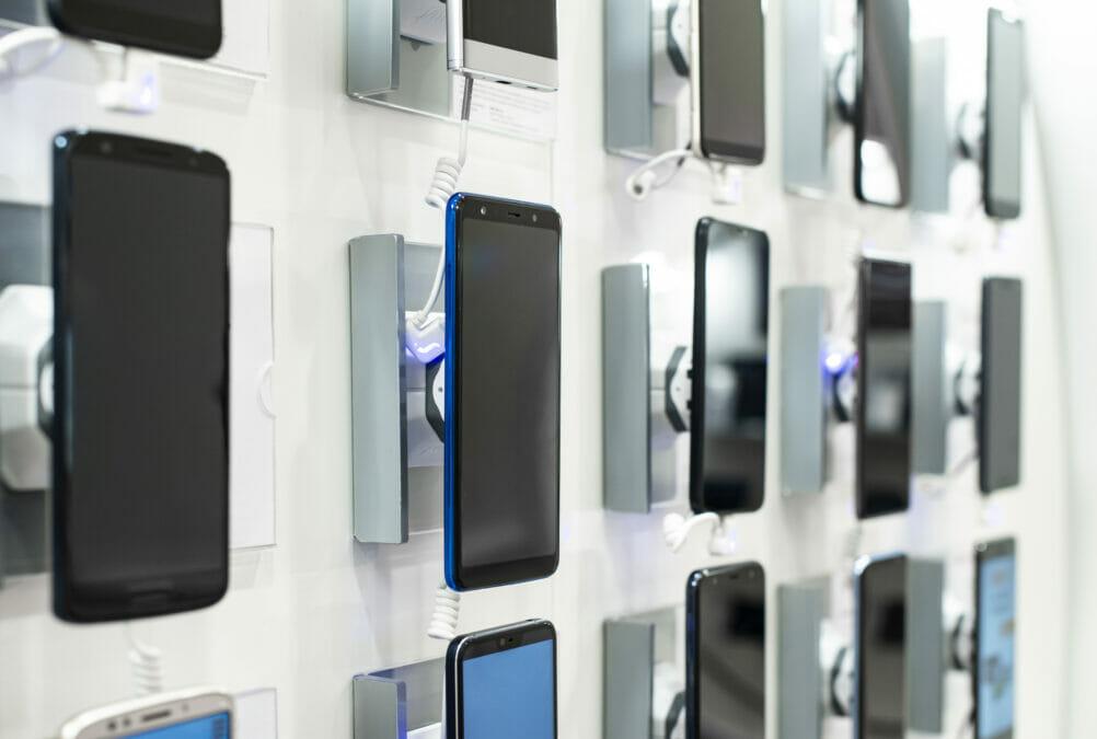 США запретили поставлять в Беларусь смартфоны дороже 300 долларов