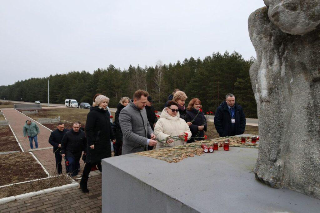 Участники мероприятия возложили цветы к мемориалу «Скорбящая мать