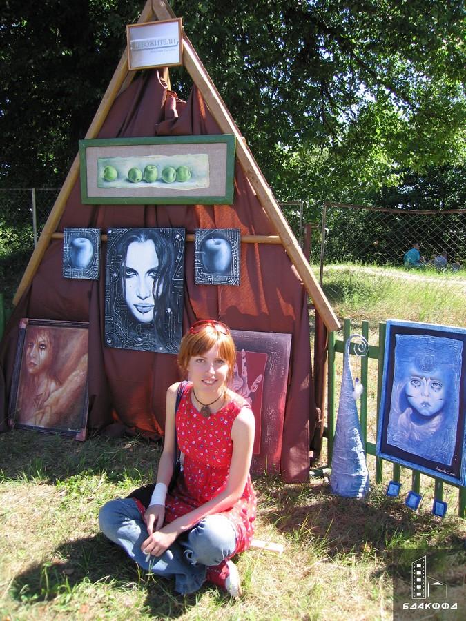 Художница С. Никулина со своими работами из цикла «Небожители», представленными на ярмарке в дни празднования 505-летия города Березино, июль 2006 г.