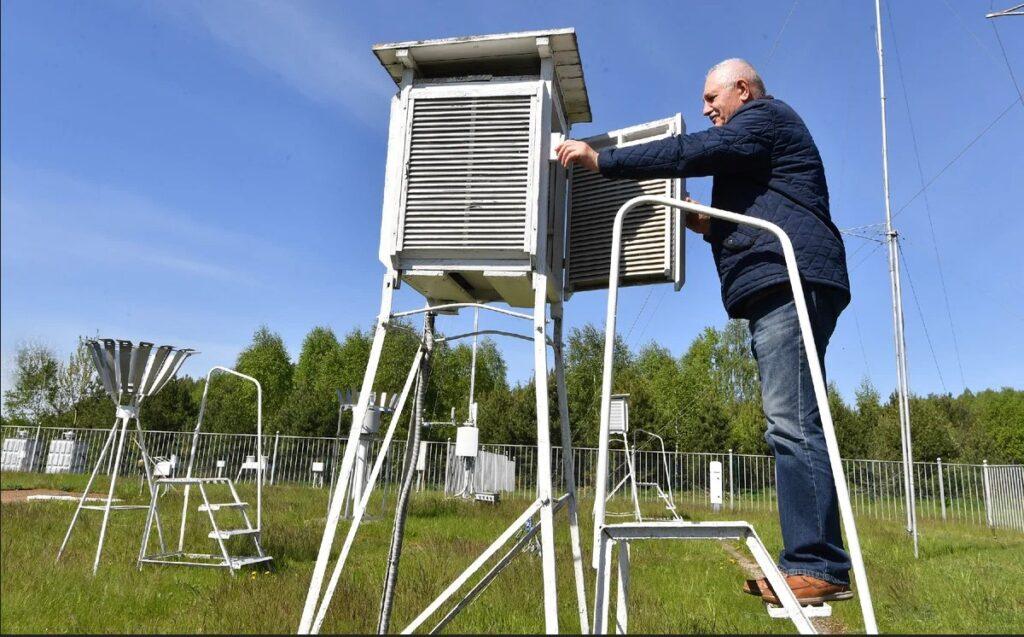 Директор единственной в республике станции фонового мониторинга Белгидромета Анатолий Срыбник подменяет своего коллегу-подчиненного на фоновой метеостанции, август 2022 года
