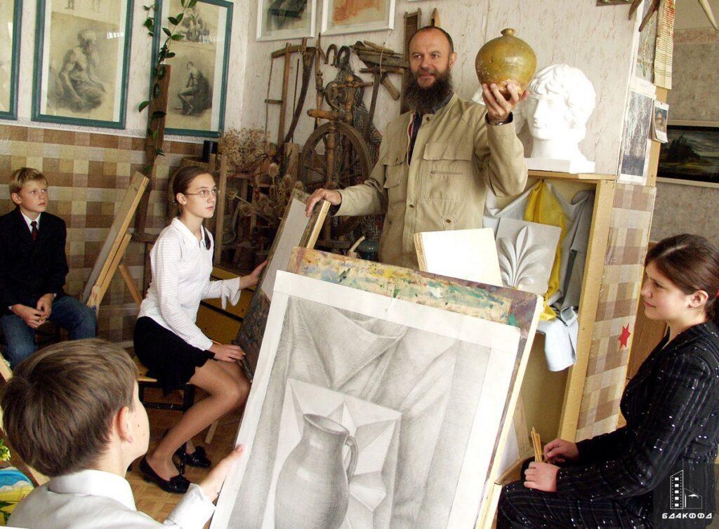 Во время занятия по живописи в гимназии-колледже искусств города Молодечно, сентябрь 2002 г.