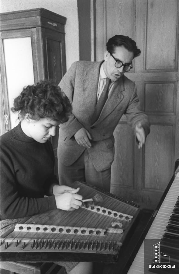 Преподаватель отделения народных инструментов Молодечненской музыкальной школы А. П. Хакин ведет занятие с цимбалисткой В. Авсючиц, 10 апреля 1960 г.