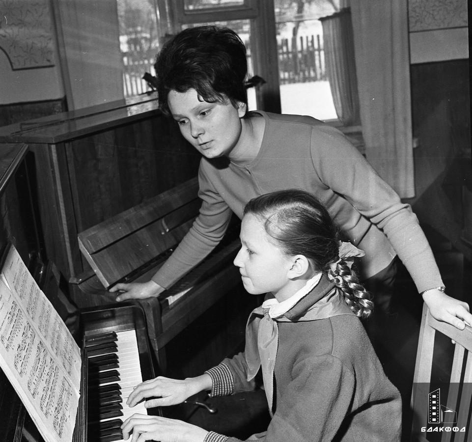 Преподаватель по классу фортепиано музыкальной школы города Клецка В. Г. Красько с З. Колесник, 14 января 1966 г.