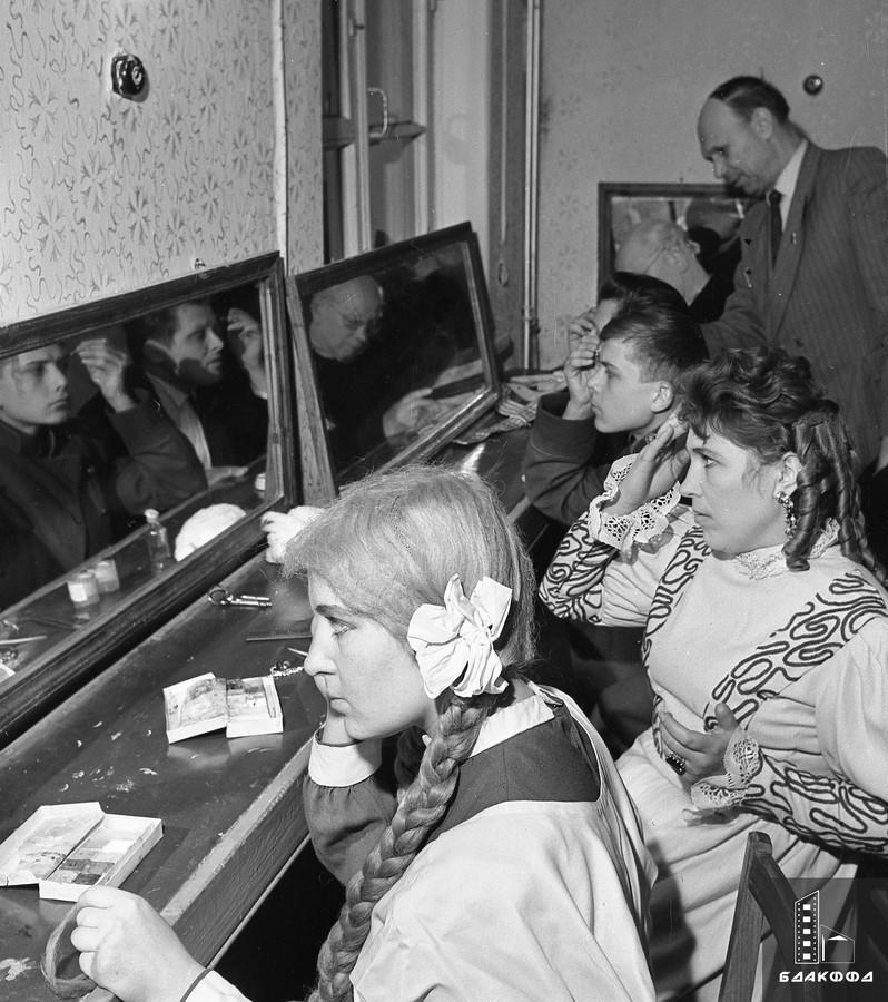 В гримерной театра Молодечненского Дома культуры, 19 марта 1964 г.