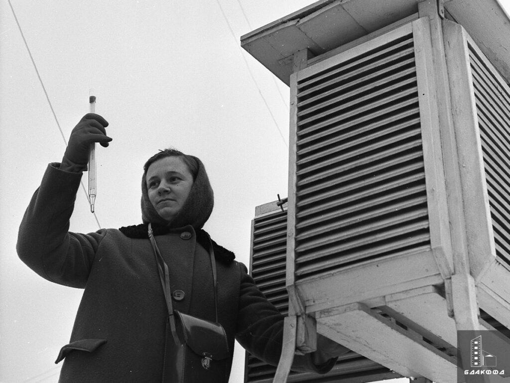 Техник Вилейской гидрометеостанции Е. Маругина на метеорологической площадке, 24 декабря 1964 г.