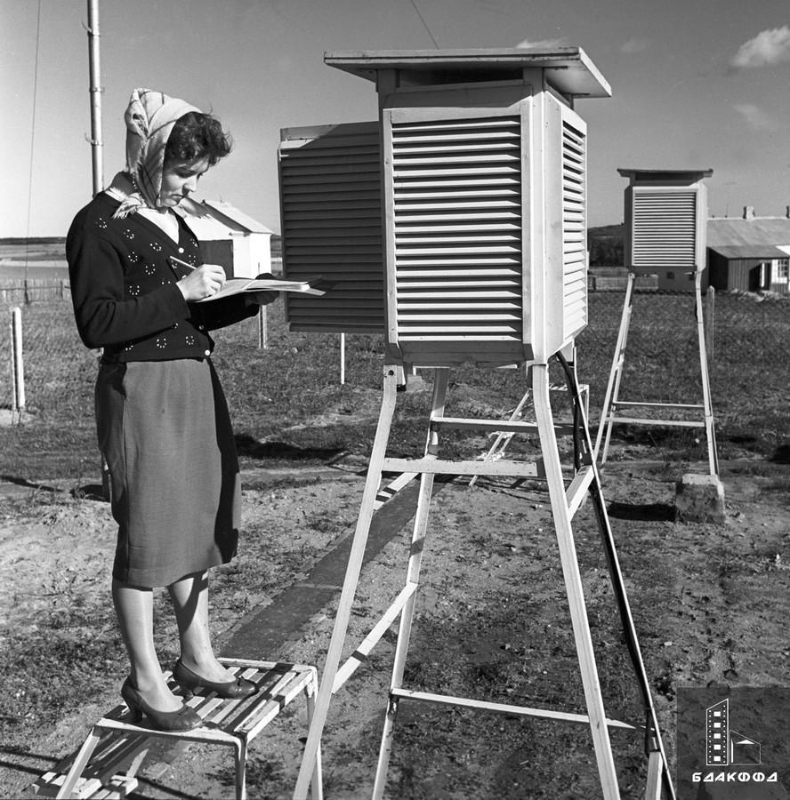 Старший наблюдатель Ошмянской (тогда принадлежавшей Минской области) гидрометеорологической станции М. Г. Горбуть записывает показания приборов, 22 октября 1962 г.