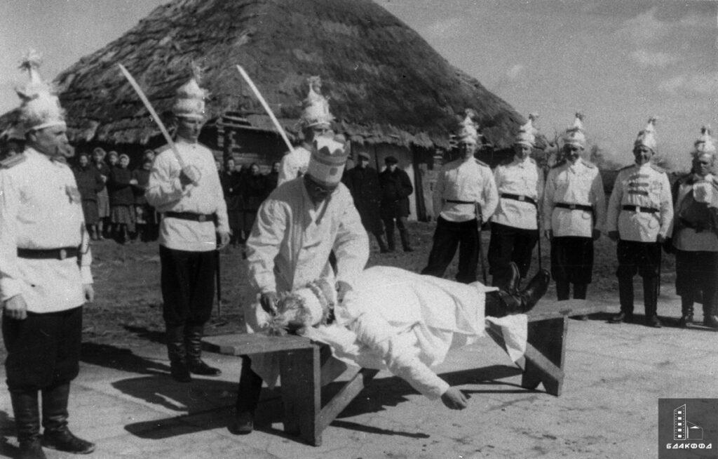 Сцена из народной драмы «Царь Максимилиан» в деревне Белевичи Слуцкого района, лето 1963 г. Эпизод «Лечение Адольфа»