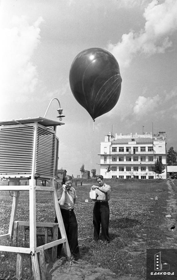 Подготовка запуска метеозонда на территории минской обсерватории, лето 1956 г. В эпоху покорения космоса инструментарий метеорологов был фактически первой вспомогательной аппаратурой будущих астронавтов