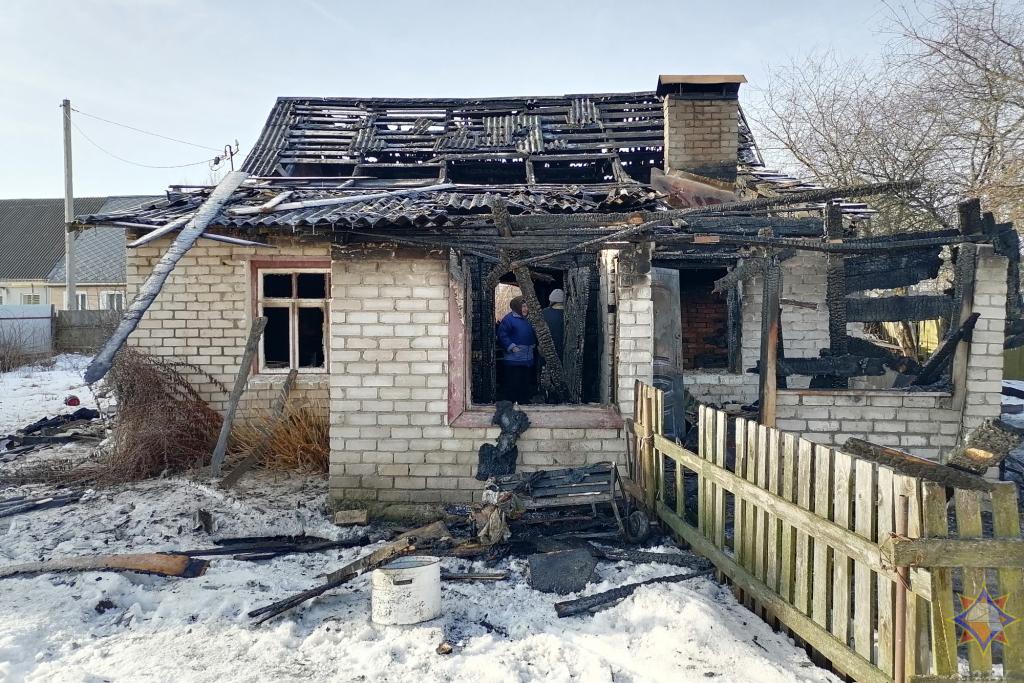 Непотушенная сигарета стала причиной пожара дома в Борисовском районе