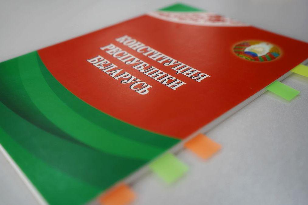 77 статей и преамбул предлагалось изменить в Конституции Беларуси согласно республиканскому референдуму, который состоялся 27 февраля 2022 года.