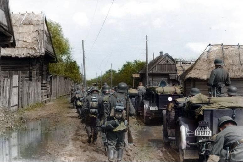 Немецкие солдаты около Минска, август 1941 г.