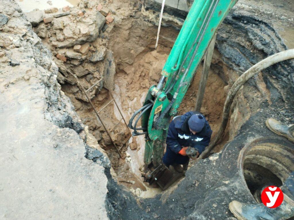 Фотофакт: так выглядит место аварии на водопроводе в Логойске
