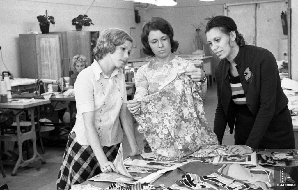 Работницы одного из борисовских швейных предприятий за разработкой новой фабричной униформы, которая станет подарком коллегам к Международному женскому дню, зима 1978 г.