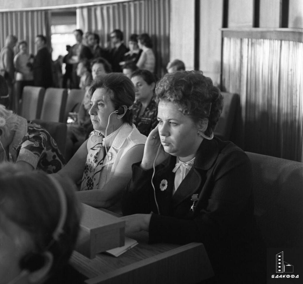 Ткачиха, Герой Социалистического Труда, депутат Верховного Совета БССР З. М. Бычковская (справа) на Международной встрече женщин в Минске, 8 марта 1975 г.