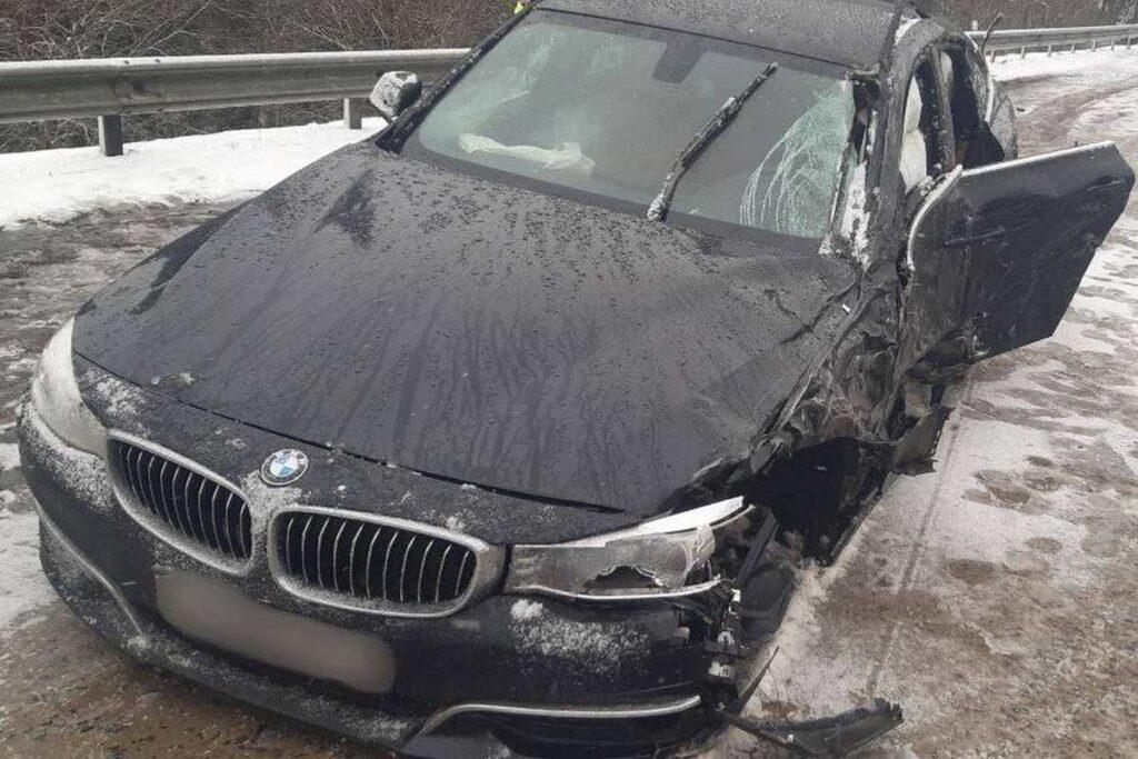Под Боровлянами «Рено» и «БМВ» не поделили дорогу — один водитель в больнице