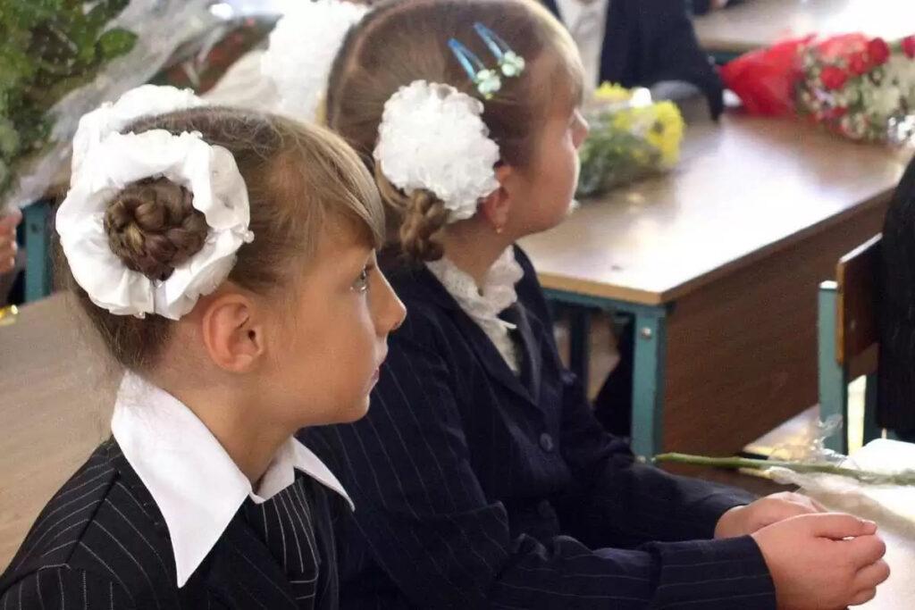 Со следующего учебного года в Беларуси введут второй элемент школьной формы