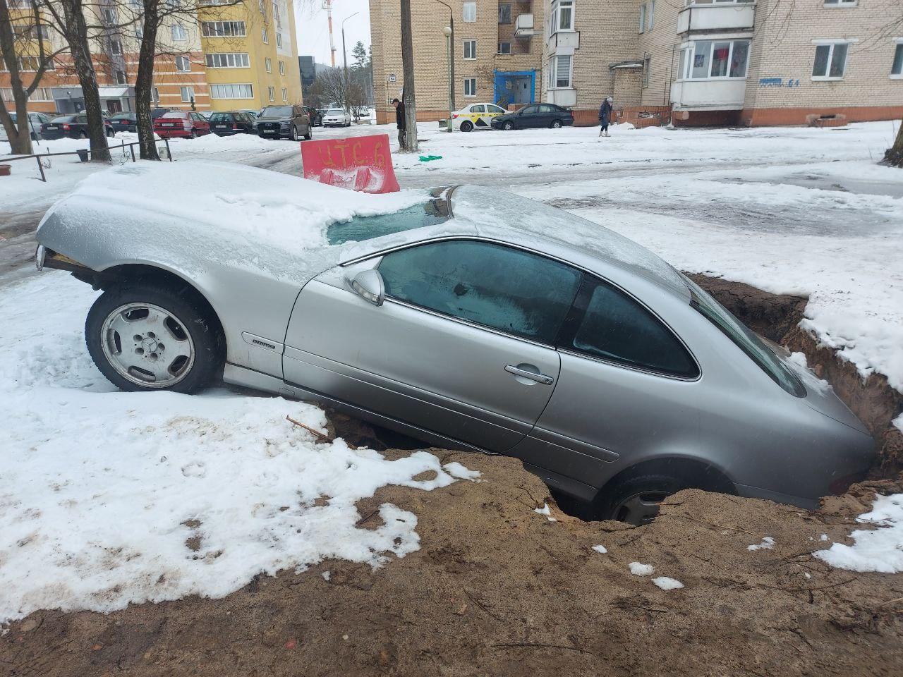 В Борисове машина провалилась под землю. Узнали, что случилось (видео) -  Минская правда