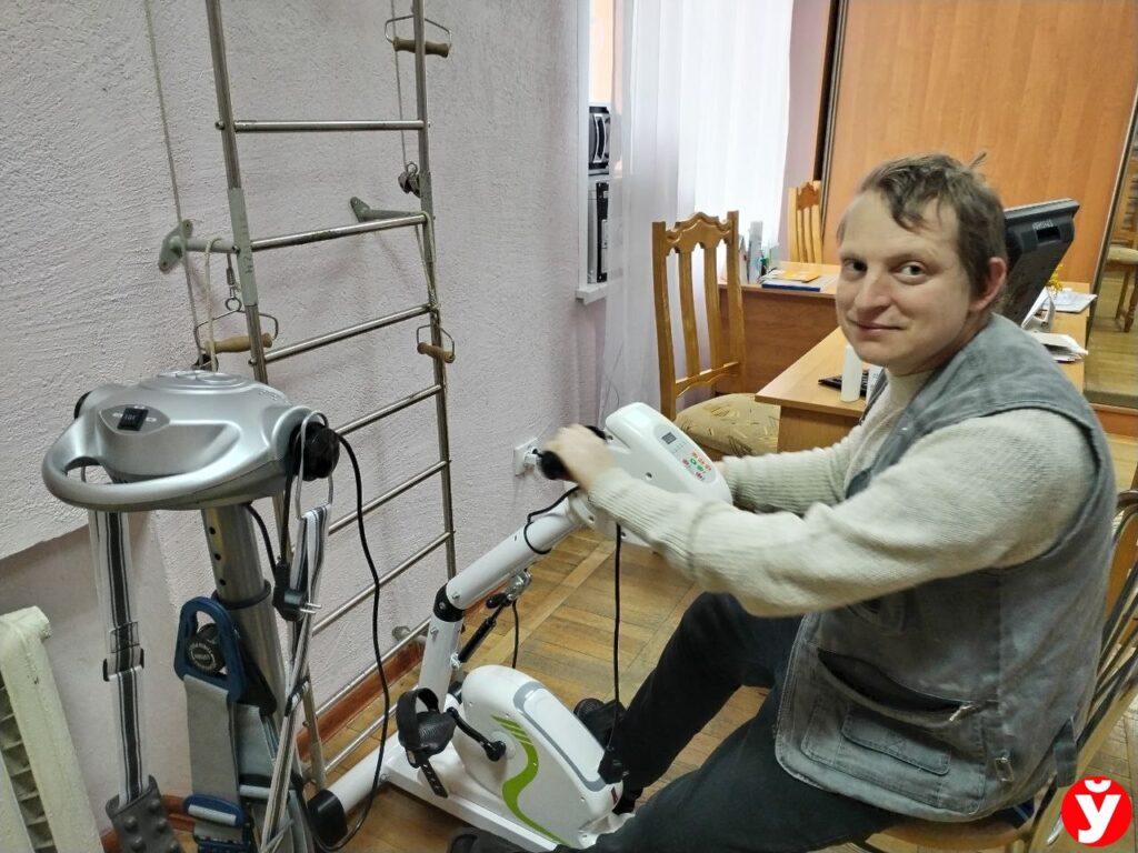 Вперед к укреплению здоровья: Сергей Володарчик один из самых ответственных посетителей зала лечебной физкультуры