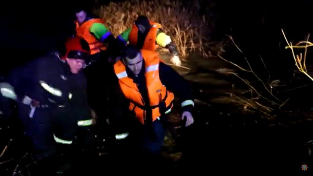 Рыбаки провалились под лед в Мядельском районе. Один из них по пути в больницу умер