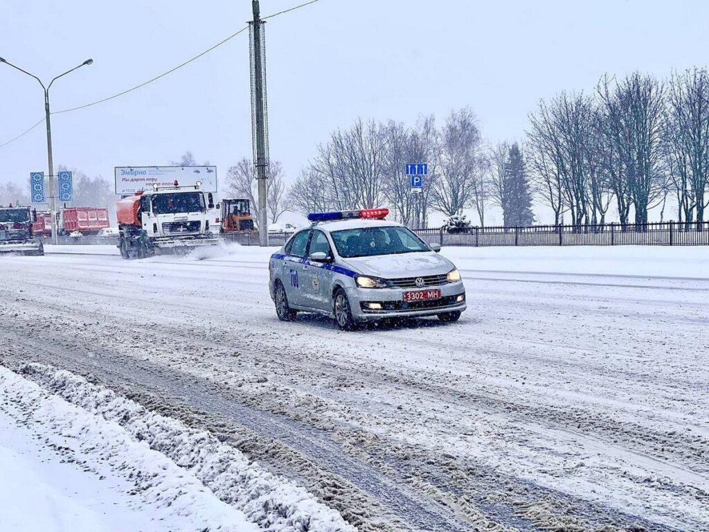 Госавтоинспекция Минска призывает водителей убрать машины с проезжей части
