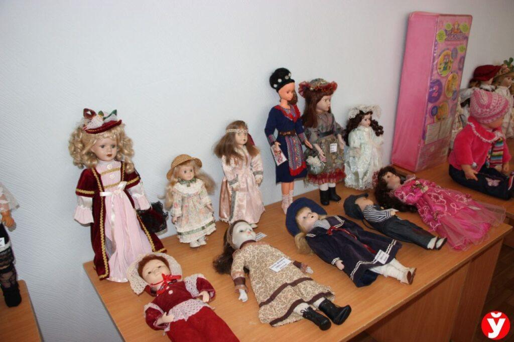 Фарфоровые куклы и кукла, которая очень похожа на дочь Алёны