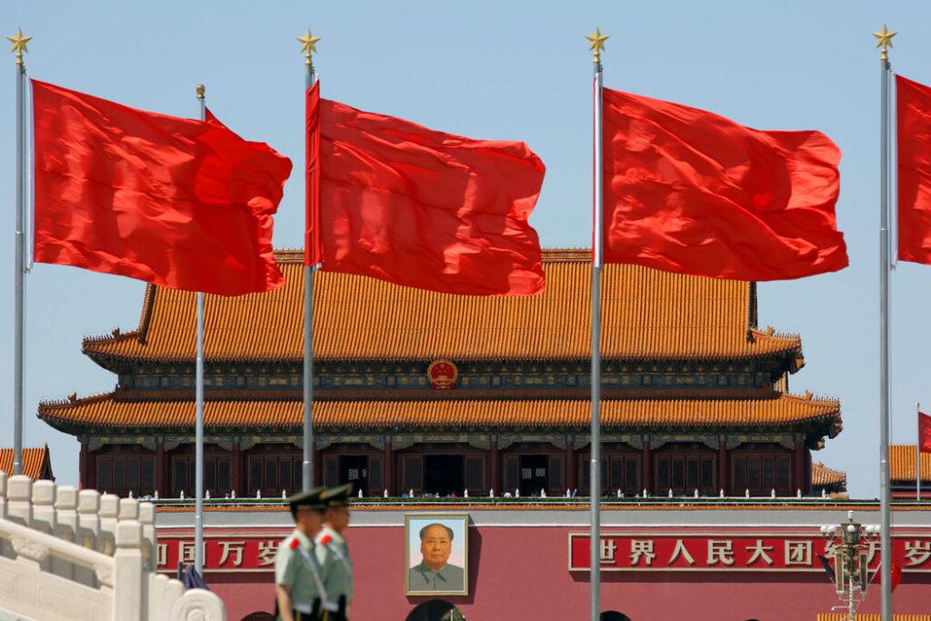 вооруженная полиция дежурила на площади Тяньаньмэнь в Пекине